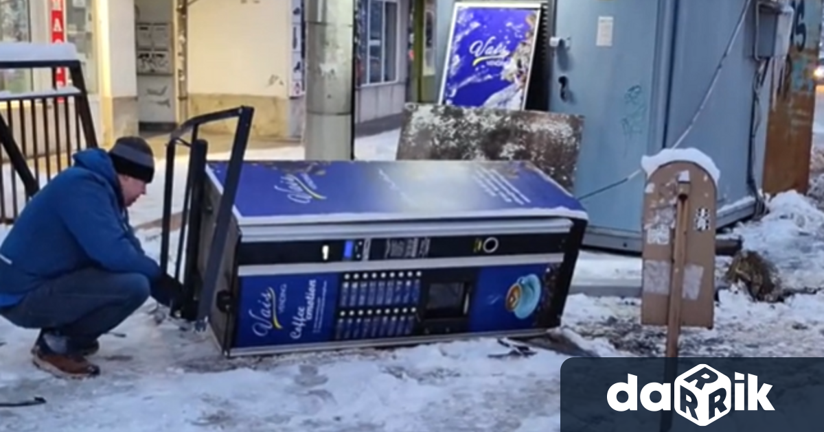 Автомобил управляван от 19 годишен младеж се вряза в павилион