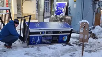 Кола се вряза в павилион до автобусна спирка у нас