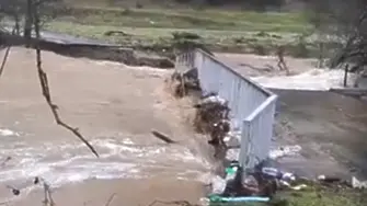 Преливат реки в област Кърджали, разрушен е мост (ВИДЕО)