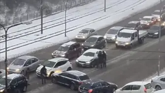 Бой между шофьори в София, един излязъл от колата си с бухалка (ВИДЕО)