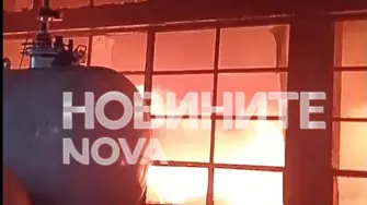 Голям пожар избухна в текстилно предприятие в Троян (СНИМКИ)