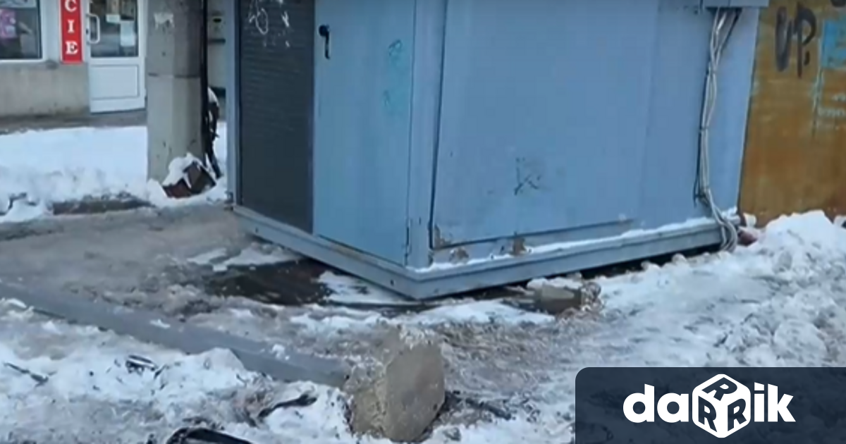 Кола се вряза в павилион на спирка в Русе Инцидентът