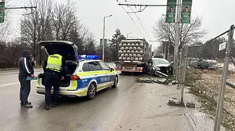 Тежка катастрофа между лека кола и ТИР с газови бутилки се размина без жертви