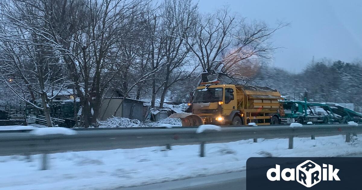 През изминалото денонощие снеговалеж и силен вятър са причинили щети