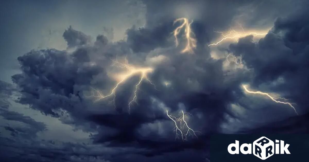 Силна гръмотевична буря необичайна за януари се разрази рано тази