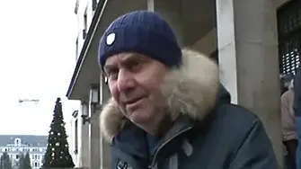 Мъж чака 6 часа, за да смени парите си