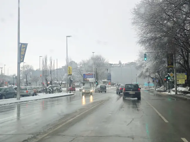 Обработват всички улици и тротоари в Плевен срещу заледяване 