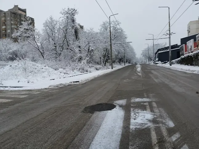 Обработват всички улици и тротоари в Плевен срещу заледяване 