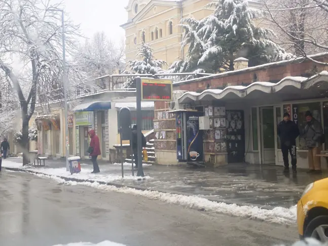 Обработват всички улици и тротоари в Плевен срещу заледяване 