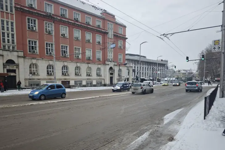 Обработват всички улици и тротоари в Плевен срещу заледяване 