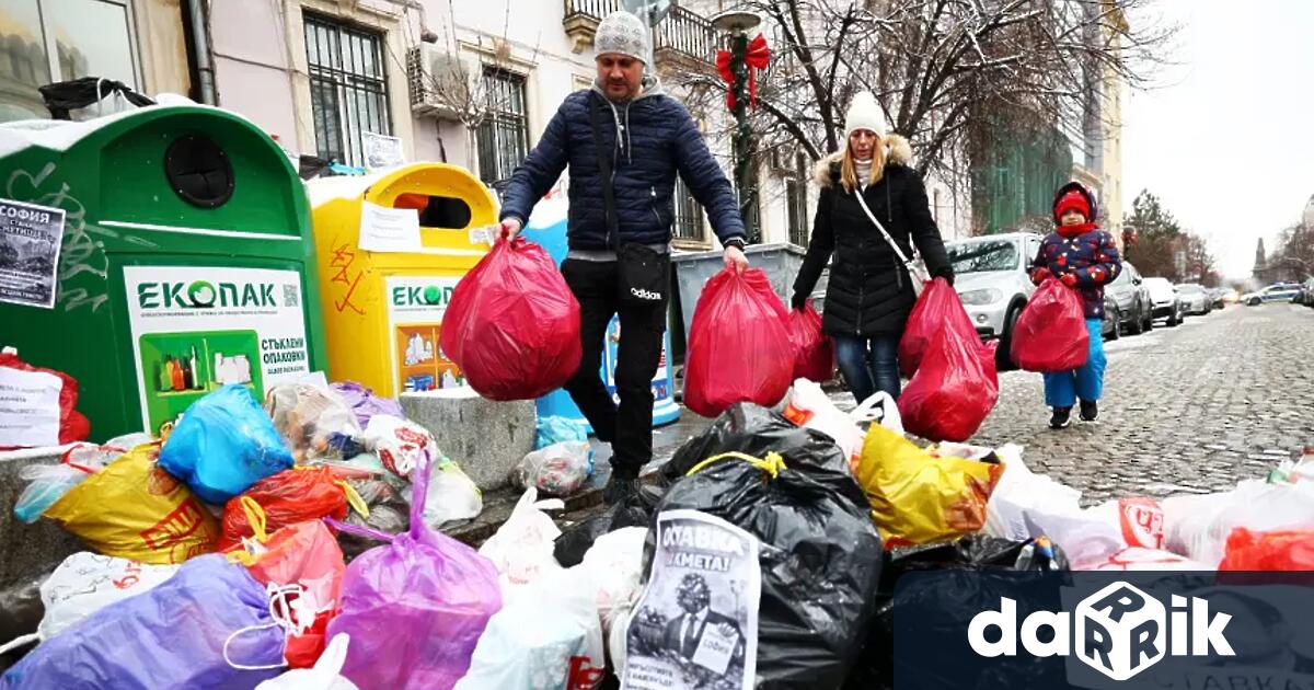 Столичната община продължава интензивната работа по сметопочистването в най засегнатите