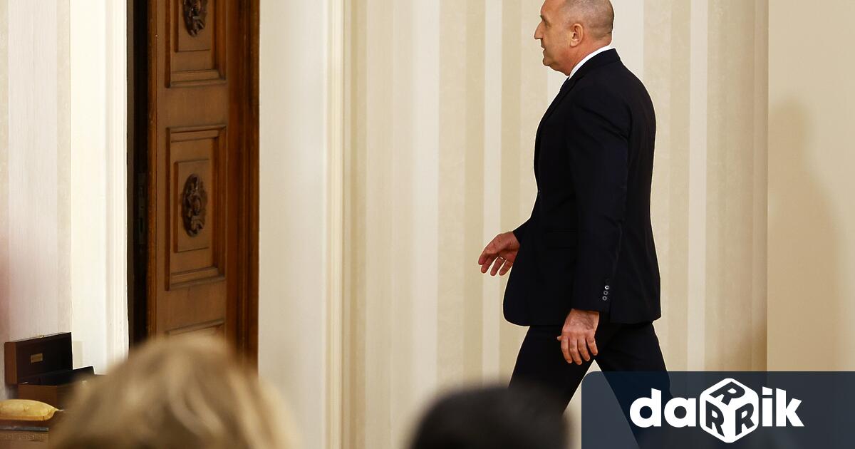 Оставката се депозира пред Конституционния съд и Конституционният съд трябва