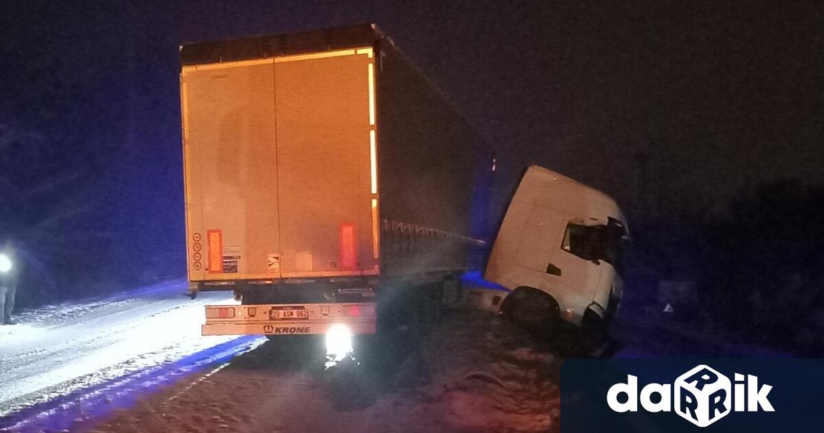 Проходът на Републиката край великотърновскияград Килифарево е затворен Причината закъсал