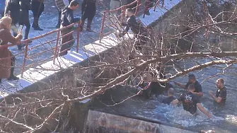 Младоженци скочиха в ледената река на Перущица за здраве и берекет