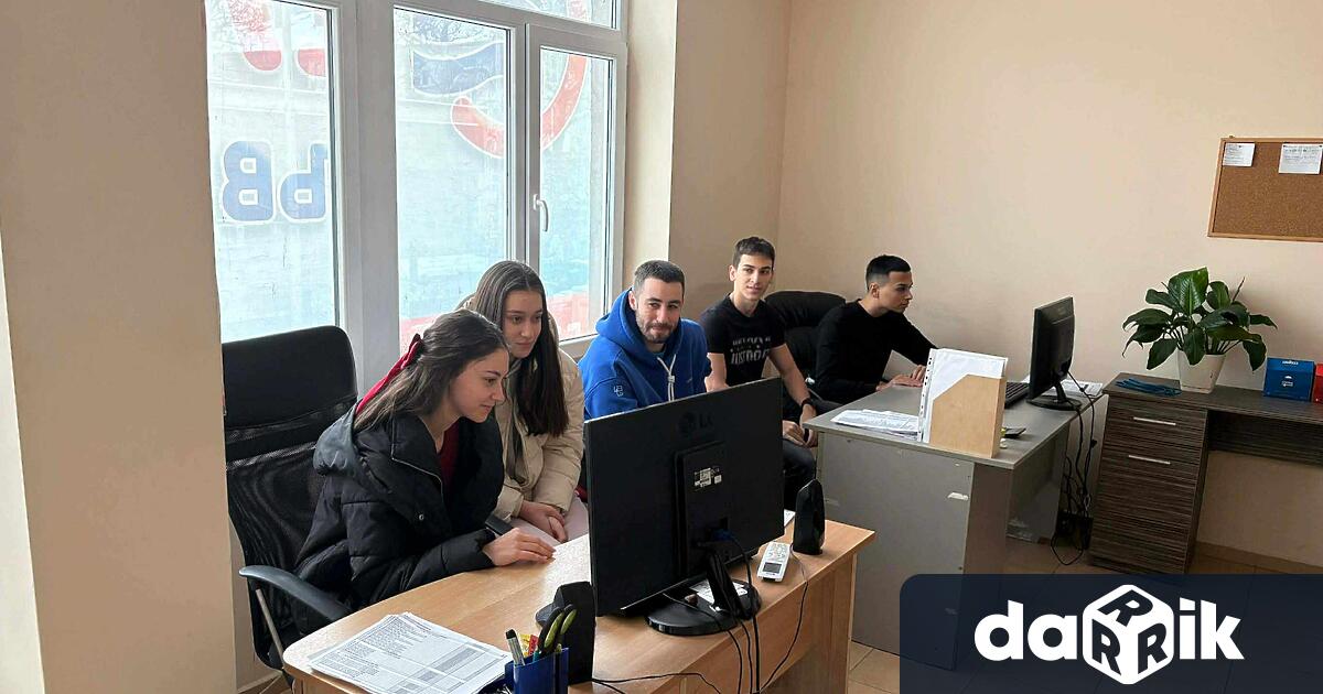 През учебната 2025 2026 година ученици от 11 клас на