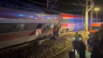 Поне 7 жертви и над 100 ранени след тежка влакова катастрофа