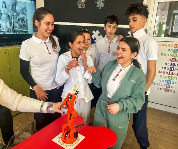 STEM центровете в ОУ „Кочо Честеменски“ оживяват в научнопопулярен филм