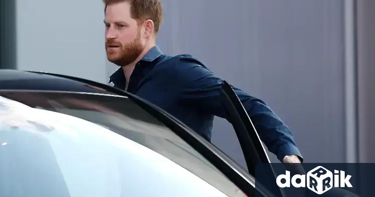 Британският принц Хари беше забелязан да напуска Кралския съд в