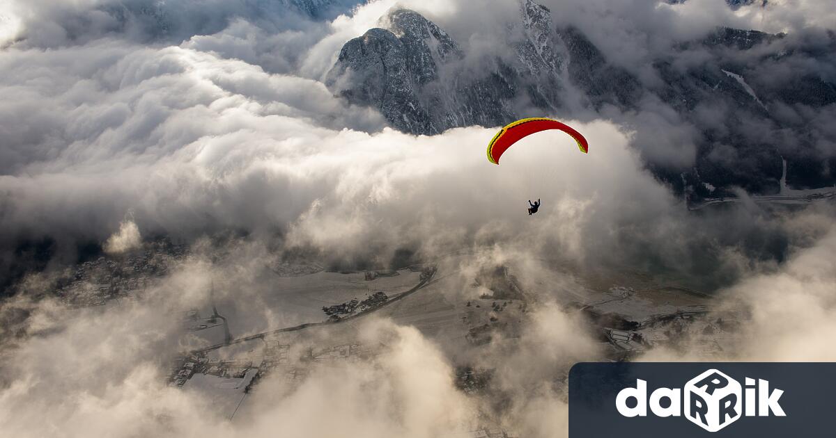 Драматично видео от САЩ показва парапланерист който пада от почти