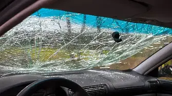  Шофьорка удари аварирала кола в Бургаско, пострадаха майка и дете