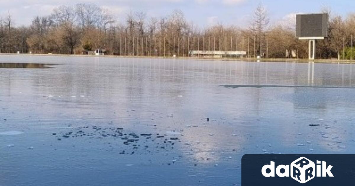 Вследствие на продължителните минусови температури през последните дни Гребният канал