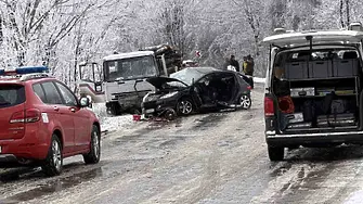 Тежка челна катастрофа с камион отне живота на жена