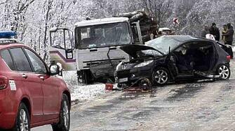 Две станаха жертвите от зверската катастрофа, шофьорът на единия автомобил е избягал и се издирва