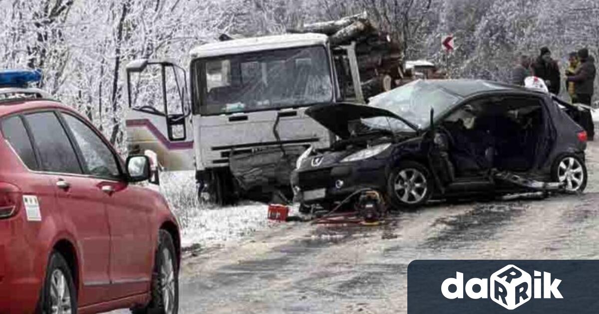 Двама загинаха при челен удар край Ловеч Шофьорът на единия