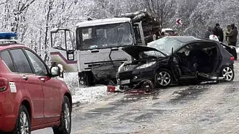 Две станаха жертвите от зверзската катастрофа, шофьорът на единия автомобил е избягал и се издирва