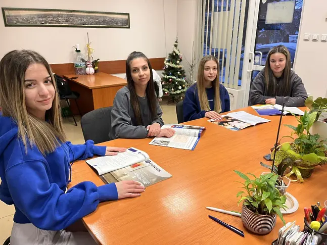 Ученици от ДФСГ „Интелект“ на практика в реална работна среда