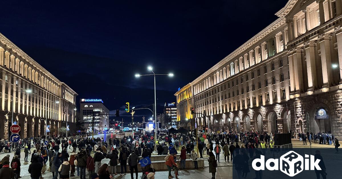 Точно в 18 00 часана столичния пл Независимост започна протест