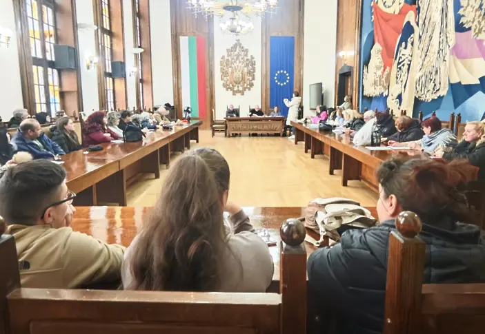 Общо 127 търговци участваха в жребия за 90 места за продажба на мартеници в Плевен