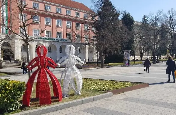 Общо 127 търговци участваха в жребия за 90 места за продажба на мартеници в Плевен