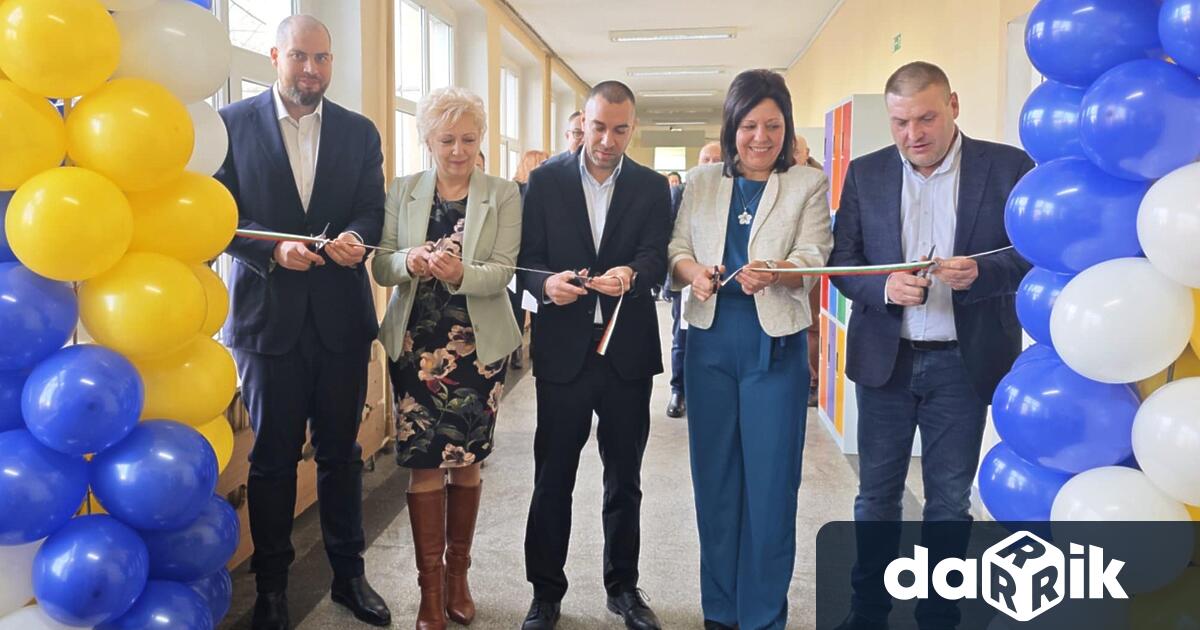 Модерен STEM център с 10 високотехнологично оборудвани класни стаи вече