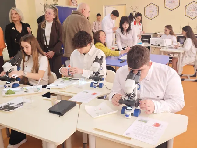 Модерен STEM център отвори врати в Математическа гимназия „Гео Милев“ – Плевен/СНИМКИ/