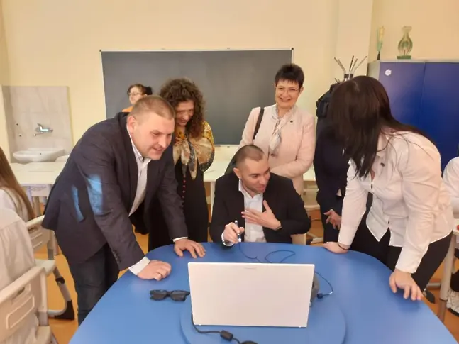 Модерен STEM център отвори врати в Математическа гимназия „Гео Милев“ – Плевен/СНИМКИ/