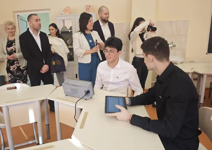 Модерен STEM център отвори врати в Математическа гимназия „Гео Милев“ – Плевен/СНИМКИ/