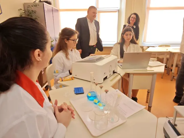 Модерен STEM център отвори врати в Математическа гимназия „Гео Милев“ – Плевен/СНИМКИ/