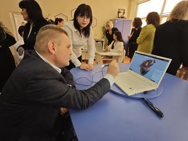 Модерен STEM център отвори врати в Математическа гимназия „Гео Милев“ – Плевен/СНИМКИ/