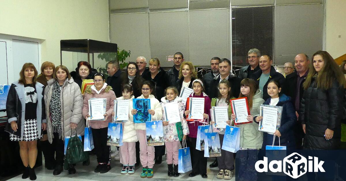 В празнична атмосферанаградихаучастниците в традиционния конкурс за рисунка Свободна Нова