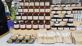 От пчелен мед до домашно вино и деликатеси на щандовете на първия за годината фермерски пазар в Плевен