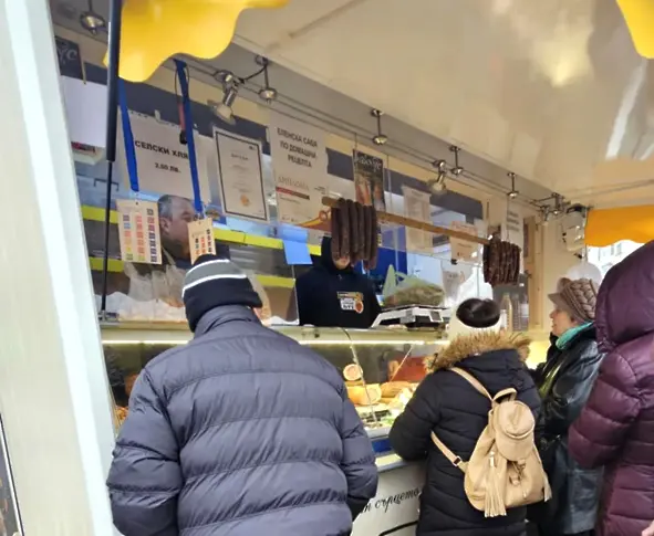  От пчелен мед до домашно вино и деликатеси на щандовете на първия за годината фермерски пазар в Плевен 