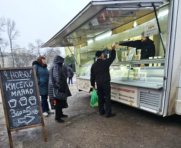 От пчелен мед до домашно вино и деликатеси на щандовете на първия за годината фермерски пазар в Плевен