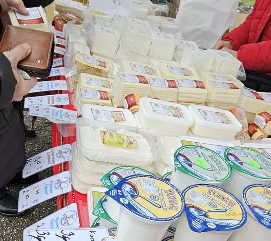  От пчелен мед до домашно вино и деликатеси на щандовете на първия за годината фермерски пазар в Плевен 