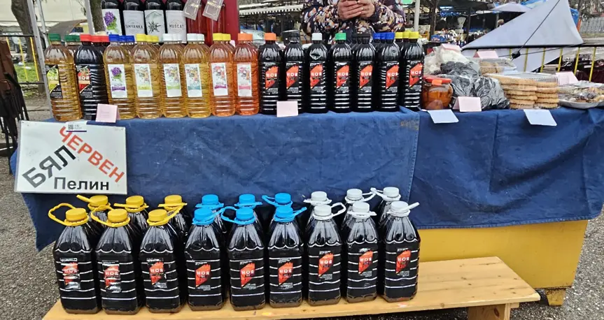  От пчелен мед до домашно вино и деликатеси на щандовете на първия за годината фермерски пазар в Плевен 