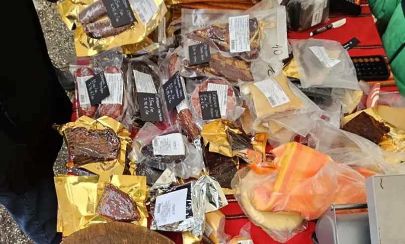 От пчелен мед до домашно вино и деликатеси на щандовете на първия за годината фермерски пазар в Плевен