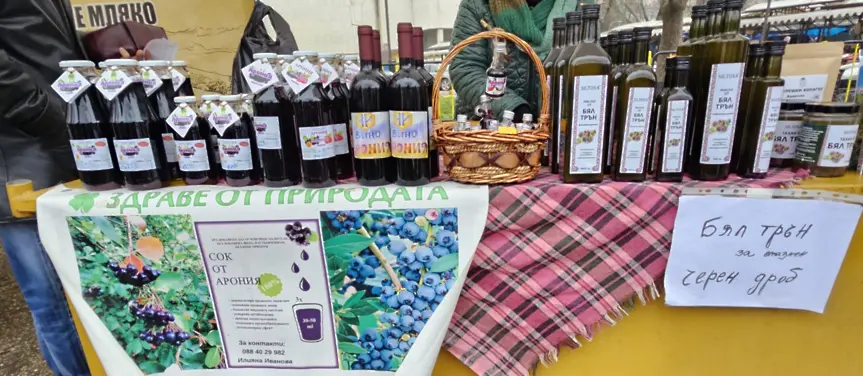  От пчелен мед до домашно вино и деликатеси на щандовете на първия за годината фермерски пазар в Плевен 