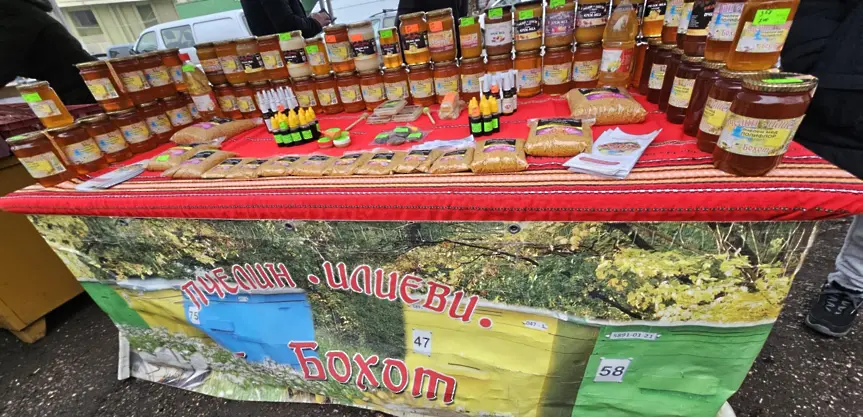  От пчелен мед до домашно вино и деликатеси на щандовете на първия за годината фермерски пазар в Плевен 