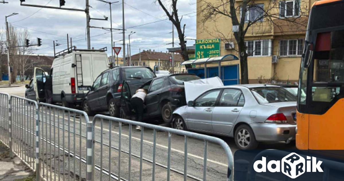 Голяма верижна катастрофа е станала на светофар на столичния булевард