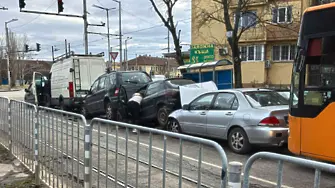 Верижна катастрофа с участието на автобус в София